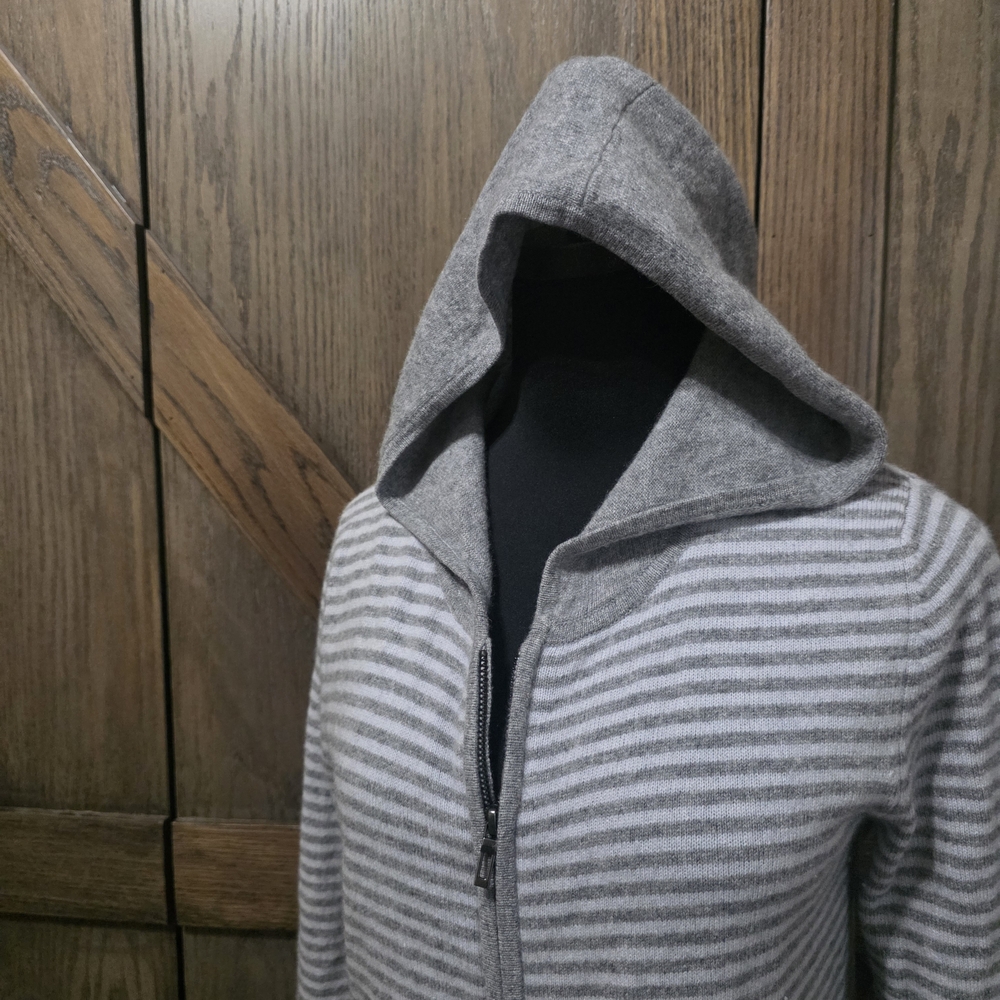 Neiman Marcus Gray Cashmere Sweater - Picture 2 of 4